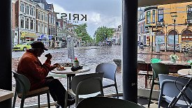 240528-31v Leeuwarden (NL) - Stadtbummel ... kleine Stärkung im Imbiss 