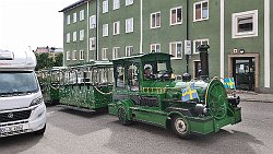 240824-26v Enköping - Stadtbummel ... die Bimmelbahn donnert vorbei !
