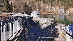 250306-008v Adnet - an der Staumauer vom Wiestalstausee mit dem Speicherkraftwerk