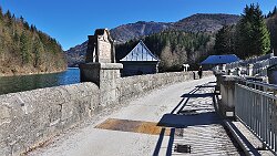 250306-014v Adnet - an der Staumauer vom Wiestalstausee mit dem Speicherkraftwerk