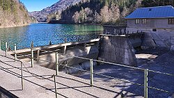 250306-017v Adnet - an der Staumauer vom Wiestalstausee mit dem Speicherkraftwerk