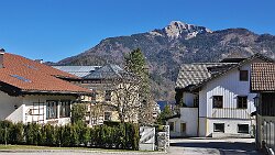 250306-045v St. Gilgen am Wolfgangsee - Spaziergang durch den Ort ... Blick zum Schafberg