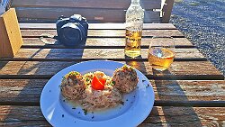 250306-123v Gaisberg - am Aussichtspunkt, Abendessen draußen ... Speckknödel mit Sauerkraut