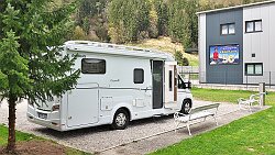 250413-14v Slovenj Gradec - kostenloser Stellplatz beim Hostel 