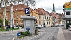250413-20v Slovenj Gradec - Spaziergang ... hier Parkticket lösen für die Innenstadt (Glavni Trg)