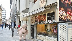 250414-21v Ljubljana - Stadtbummel ... Pancakes formen die Figur ... sie ziehen die Falten glatt !