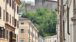 250419-12v Gorica (deutsch: Görz) - Stadtbummel, Blick zum Castello