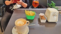 250419-26v Gorica (deutsch: Görz) - Stadtbummel ... Kaffee und Aperol