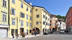 250420-008v Gorizia (deutsch: Görz) - auf dem Weg zur Burg 