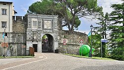 250420-020v Gorizia (deutsch: Görz) - vor der Burg 