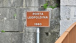 250420-024v Gorizia (deutsch: Görz) - vor der Burg 