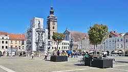250427-18v Ceské Budejovice = Budweis (CZ) - sonntäglicher Stadtbummel ... Brunnen am Stadtplatz